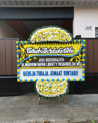 Papan Bunga Duka di Palang